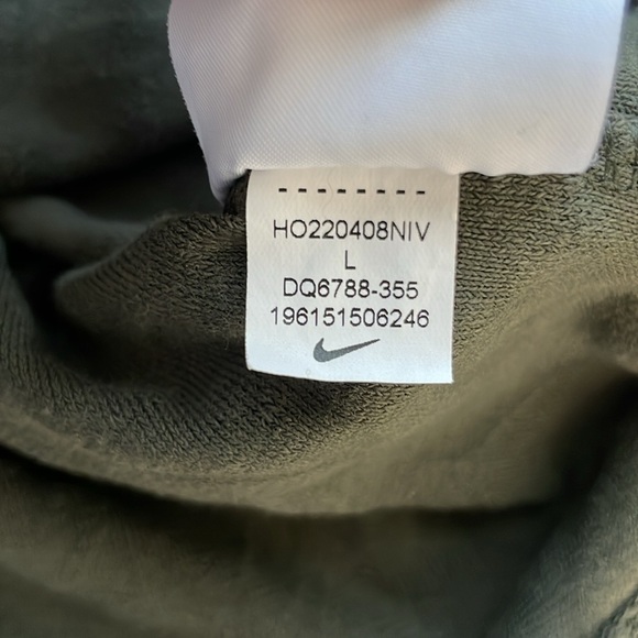 Nike Everyday Mod Boxy Top. Olive Green. Size Large. - Picture 11 of 13